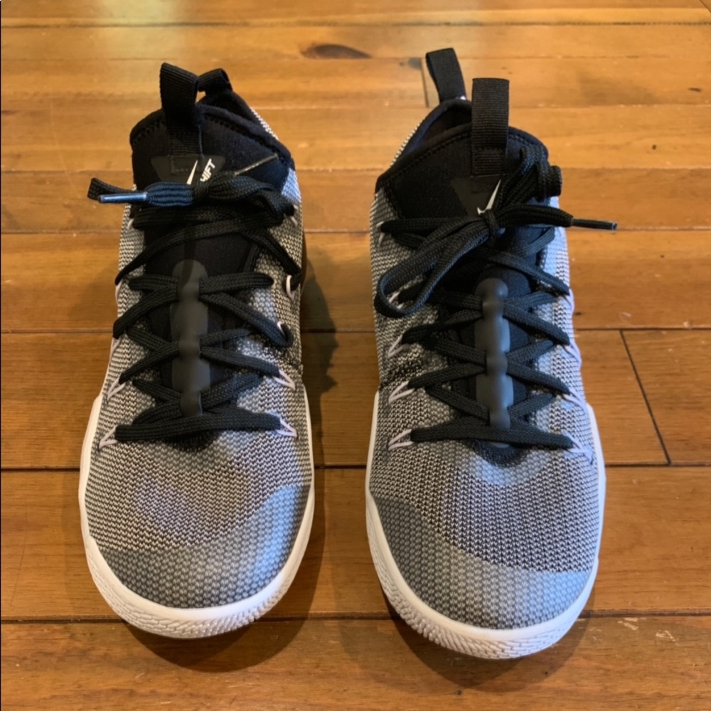 Women’s Nike shoe